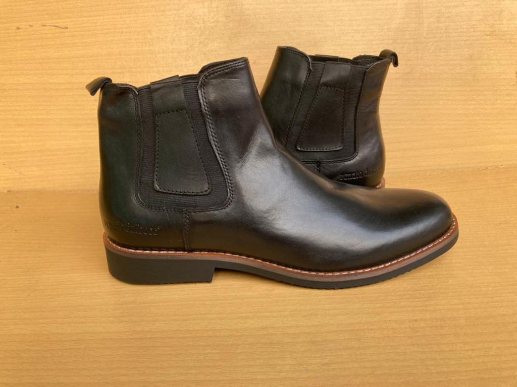Image Des chaussures boots en cuir et en daim de qualité supérieure.