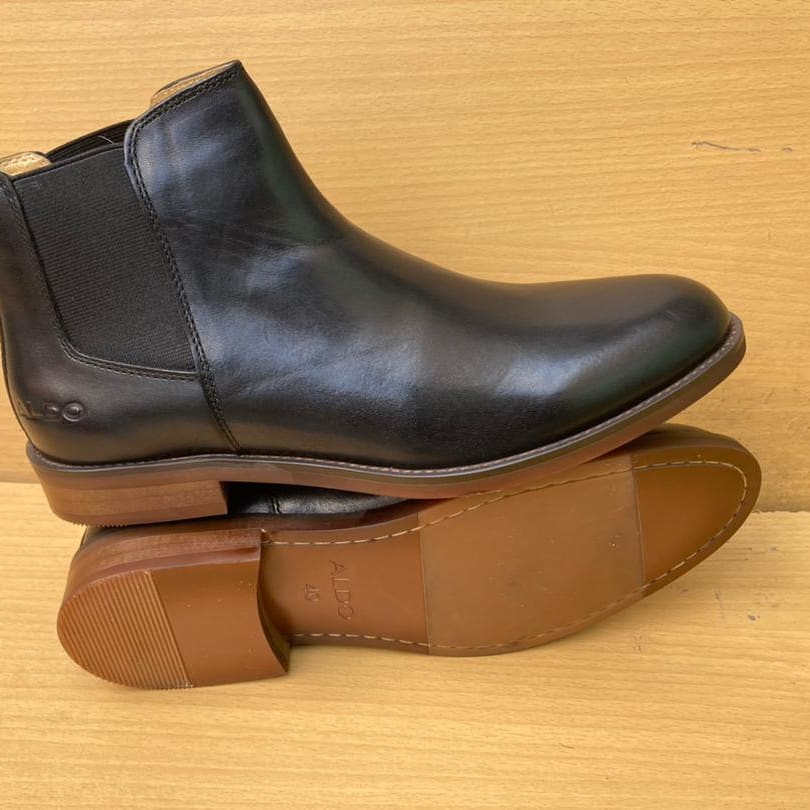 Image Des chaussures boots en cuir et en daim